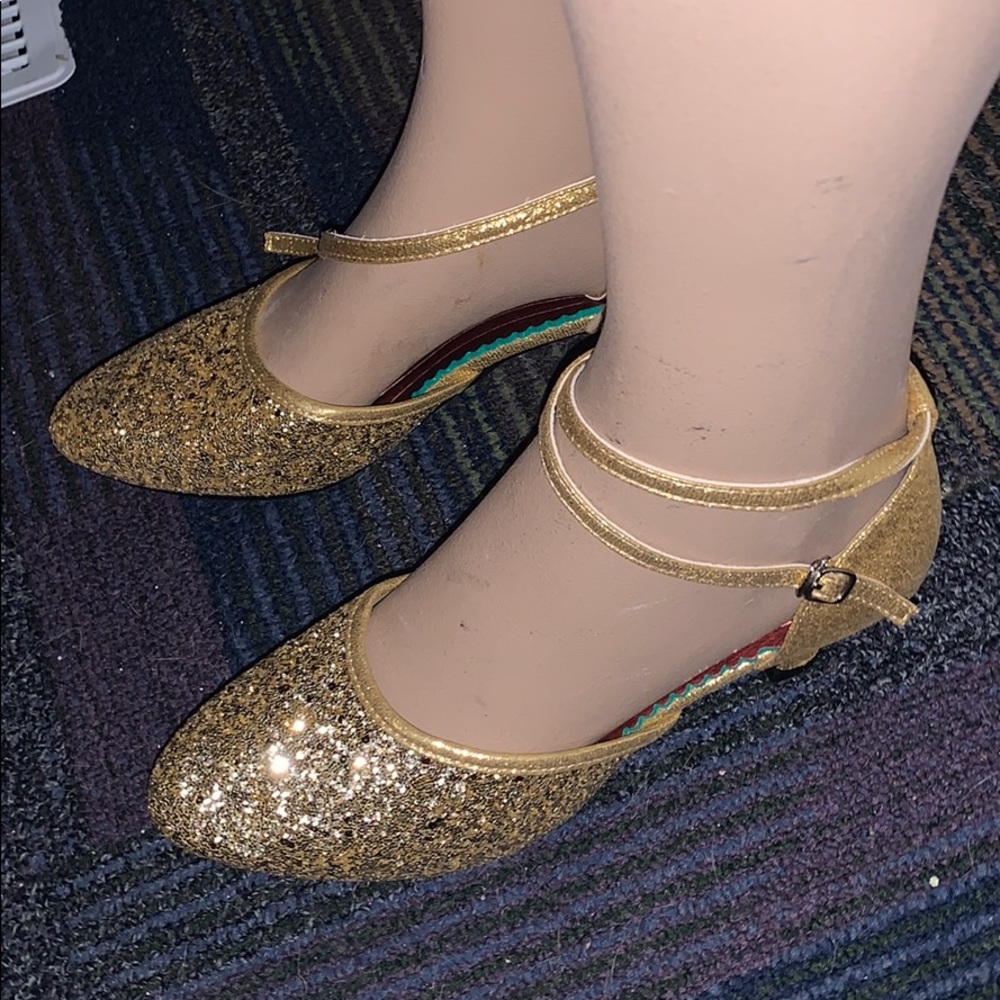 New 8.5 Women’s Gold Glitz shoes padded